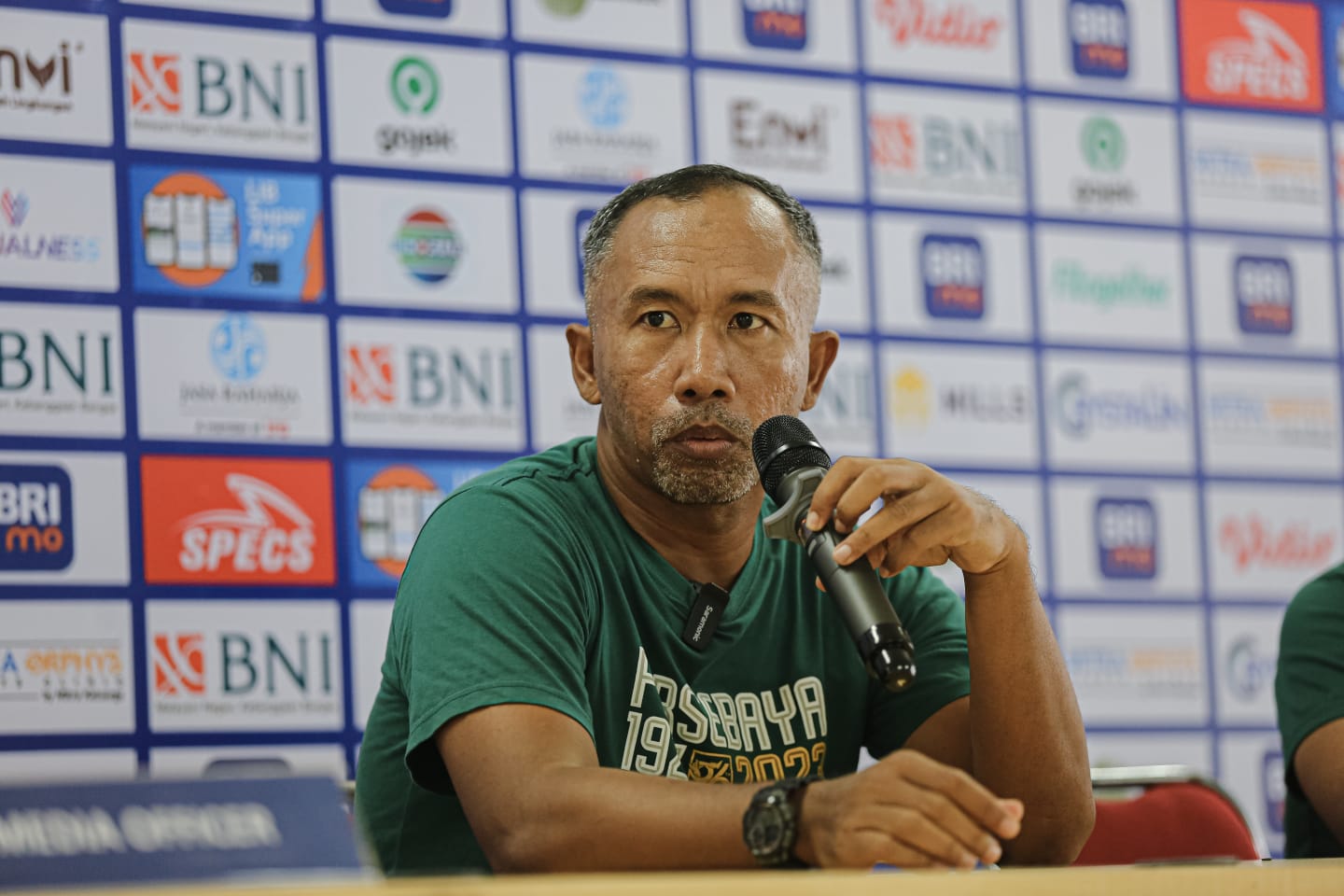 Uston Nawawi pelatih sementara Persebaya dalam Pre Match Press Conference, Senin (7/8/2023). Foto: Persebaya