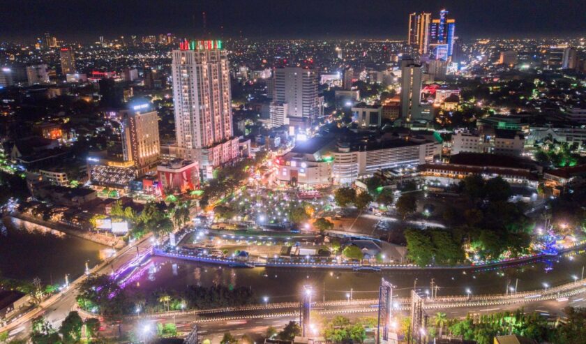 Gemerlap Kota Surabaya di malam hari. Foto: PLN