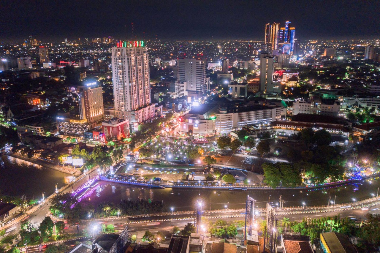 Gemerlap Kota Surabaya di malam hari. Foto: PLN