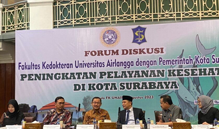 Eri Cahyadi Wali Kota Surabaya saat menghadiri forum diskusi peningkatan pelayanan kesehatan di Kota Surabaya, Selasa (8/8/2023). Foto: Meilita suarasurabaya.net