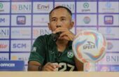 Uston Nawawi Pelatih Caretaker Persebaya saat berada dalam After Match Press Conference di Bekasi, Selasa (8/8/2023). Foto: Persebaya