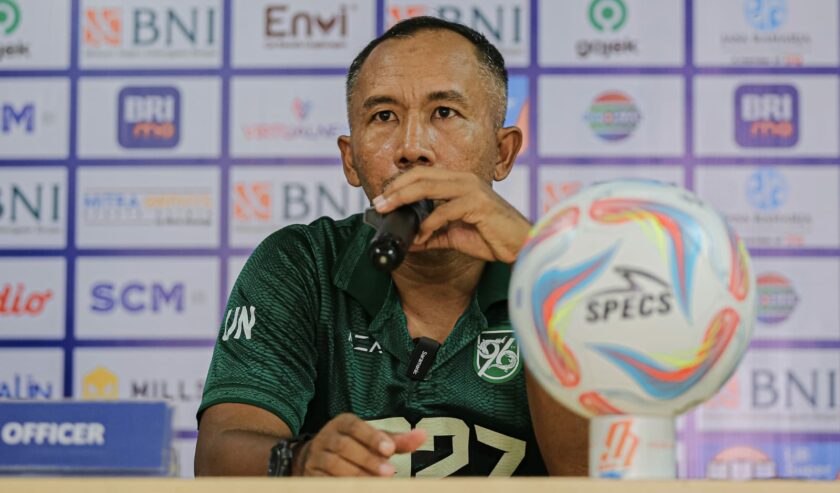 Uston Nawawi Pelatih Caretaker Persebaya saat berada dalam After Match Press Conference di Bekasi, Selasa (8/8/2023). Foto: Persebaya