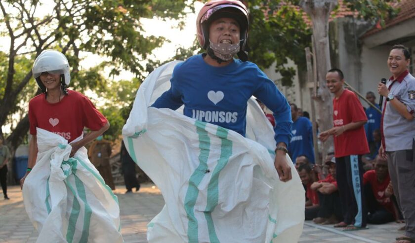 Lomba balap karung ODGJ penghuni Liponsos Keputih Surabaya, Selasa (8/8/2023). Foto: Diskominfo Kota Surabaya