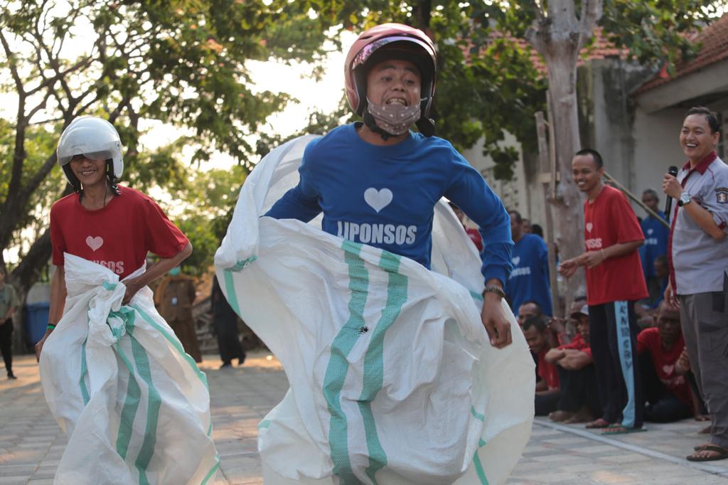 Lomba balap karung ODGJ penghuni Liponsos Keputih Surabaya, Selasa (8/8/2023). Foto: Diskominfo Kota Surabaya