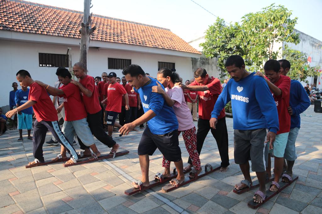 Lomba bakiak panjang oleh ODGJ penghuni Liponsos Keputih Surabaya, Selasa (8/8/2023). Foto: Diskominfo Kota Surabaya