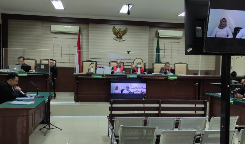 Suasana sidang Syaiful Rachman Kepala Dinas Pendidikan Jatim dan Eny Rustiana Kepla sekolah SMK di Jember yang berlangsung daring di PN Tipikor Surabaya, Selasa (22/8/2023). Foto: Wildan suarasurabaya.net