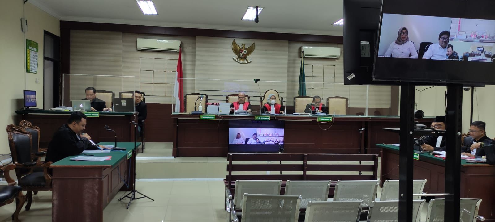 Suasana sidang Syaiful Rachman Kepala Dinas Pendidikan Jatim dan Eny Rustiana Kepla sekolah SMK di Jember yang berlangsung daring di PN Tipikor Surabaya, Selasa (22/8/2023). Foto: Wildan suarasurabaya.net