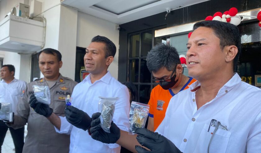 Konferensi pers peredaran narkotika ganja berupa liquid vape, Selasa (22/8/2023). Foto: Meilita suarasurabaya.net