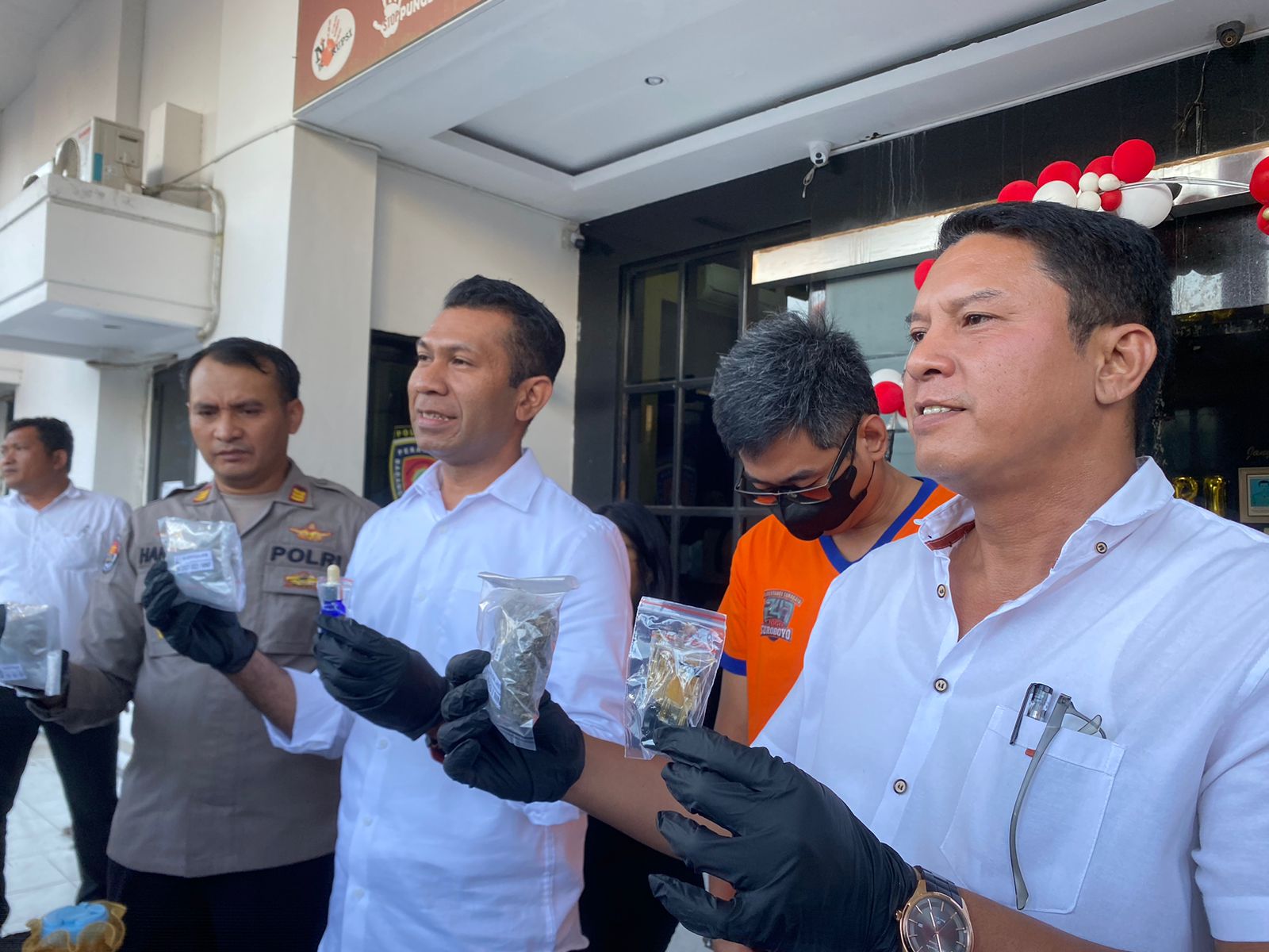 Konferensi pers peredaran narkotika ganja berupa liquid vape, Selasa (22/8/2023). Foto: Meilita suarasurabaya.net