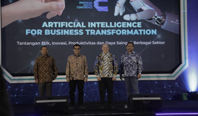 Wenseslaus Manggut Ketua Umum AMSI, Berli Hamdani Plt Asisten Umum Setda Pemprov Jabar mewakili Ridwan Kamil Gubernur Jawa Barat, Jeffrey P Cohen USAID Mission Director, dan Wahyu Dhyatmika Sekjen AMSI, dalam acara Indonesia Digital Conference di Bandung, Jawa Barat pada Selasa (22/8/2023). Foto: AMSI