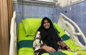 Cyntya Afrianti Amala, remaja 17 tahun asal Kendangsari Gang VII Sekolahan Surabaya masih terbaring di rumah sakit sehari pascakepergian sang ayah, Jumat (25/8/2023). Foto: Meilita suarasurabaya.net