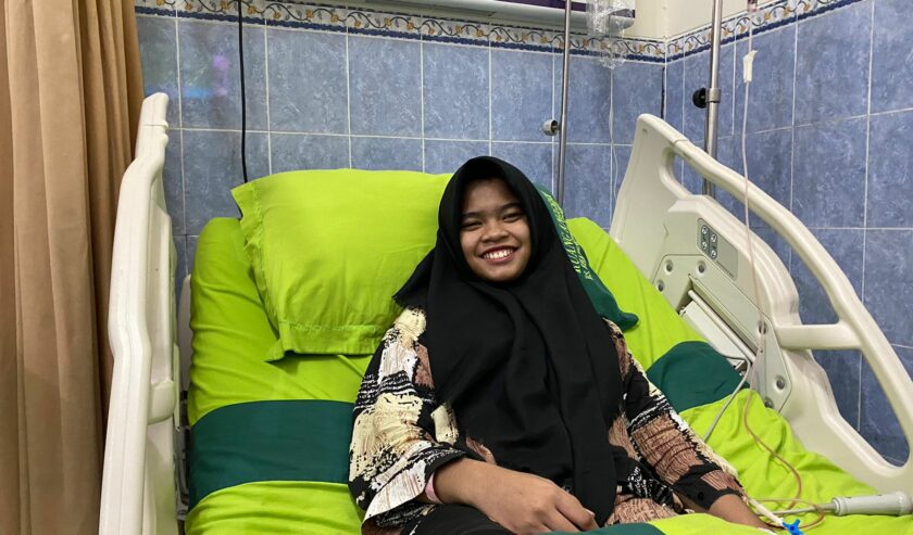 Cyntya Afrianti Amala, remaja 17 tahun asal Kendangsari Gang VII Sekolahan Surabaya masih terbaring di rumah sakit sehari pascakepergian sang ayah, Jumat (25/8/2023). Foto: Meilita suarasurabaya.net