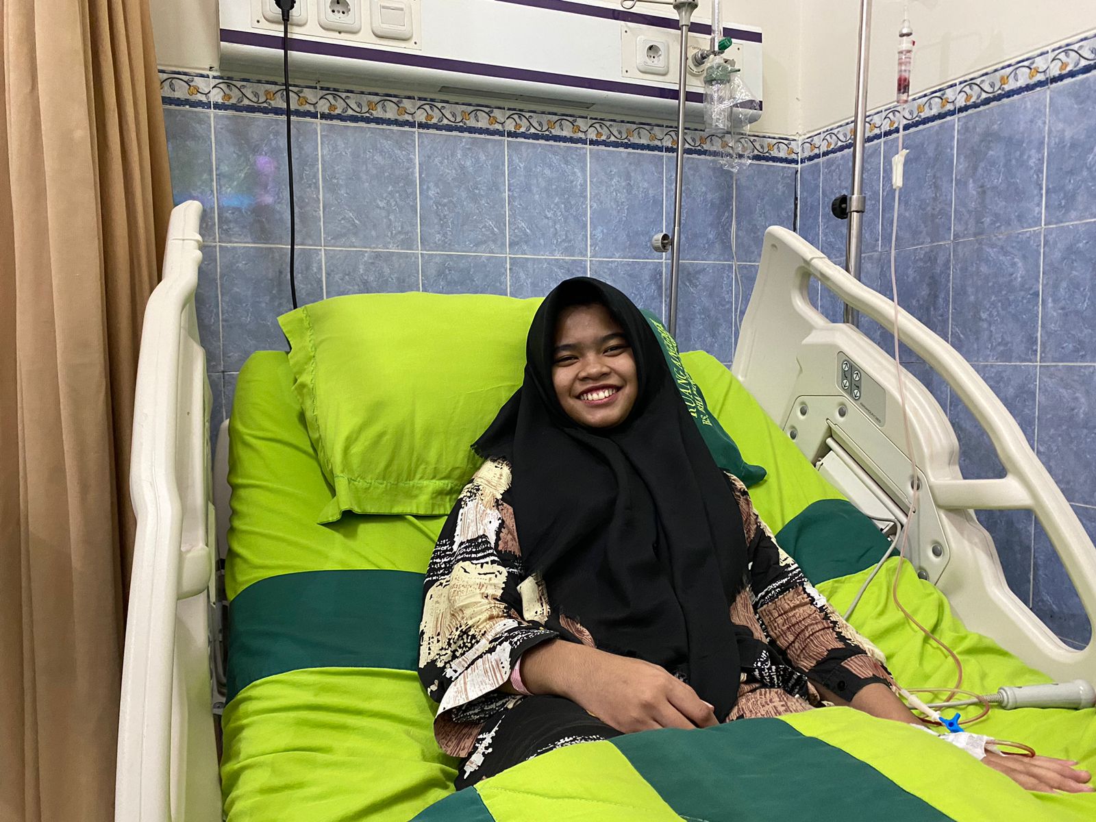 Cyntya Afrianti Amala, remaja 17 tahun asal Kendangsari Gang VII Sekolahan Surabaya masih terbaring di rumah sakit sehari pascakepergian sang ayah, Jumat (25/8/2023). Foto: Meilita suarasurabaya.net