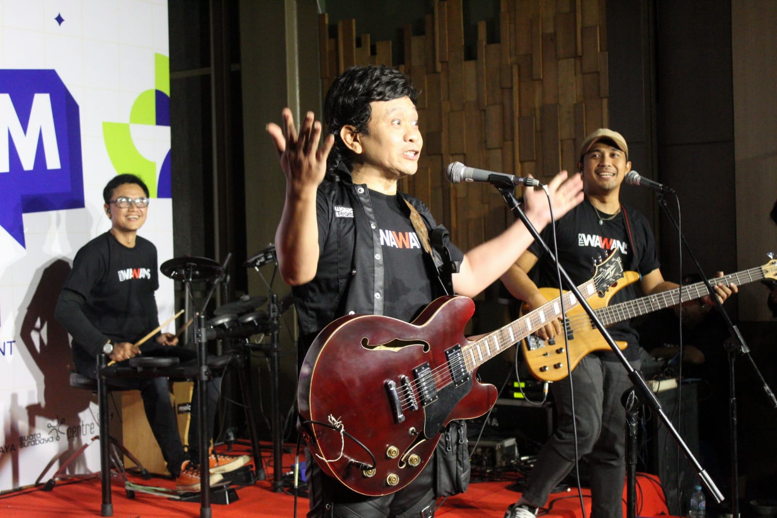 Band DeWawans saat tampil dalam acara Musicomm di Suara Surabaya Centre, Jumat (25/8/2023). Foto: Frans magang suarasurabaya.net