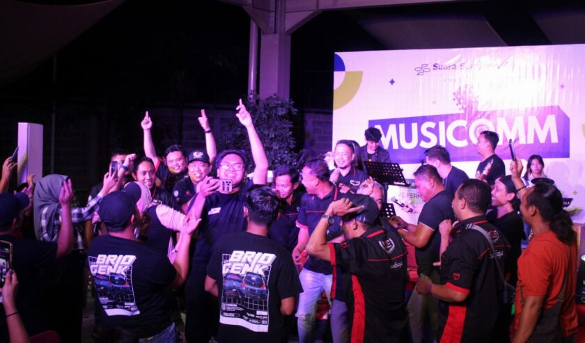 Seluruh penonton bernyanyi bersama dalam acara Musicomm di Suara Surabaya Centre, Jumat (25/8/2023). Foto: Frans magang suarasurabaya.net