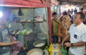 Ermin Tora Kepala Kanwil Perum Bulog Jatim waktu mengecek harga beras di Pasar Pucang Surabaya, Selasa (29/8/2023). Foto: Istimewa.