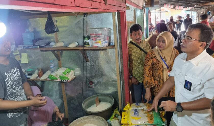 Ermin Tora Kepala Kanwil Perum Bulog Jatim waktu mengecek harga beras di Pasar Pucang Surabaya, Selasa (29/8/2023). Foto: Istimewa.