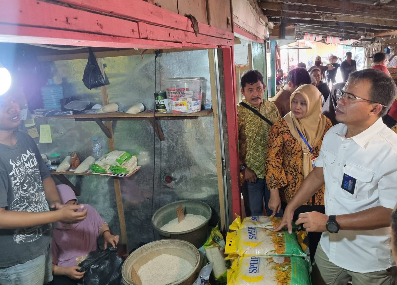 Ermin Tora Kepala Kanwil Perum Bulog Jatim waktu mengecek harga beras di Pasar Pucang Surabaya, Selasa (29/8/2023). Foto: Istimewa.