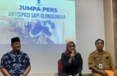 Antiek Sugiharti Kepala Dinas Ketahanan Pangan dan Pertanian (DKPP) Kota Surabaya (tengah) saat konferensi pers hari ini, Selasa (29/8/2023). Foto: Meilita suarasurabaya.net