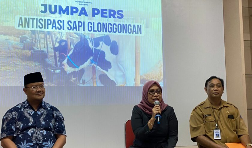 Antiek Sugiharti Kepala Dinas Ketahanan Pangan dan Pertanian (DKPP) Kota Surabaya (tengah) saat konferensi pers hari ini, Selasa (29/8/2023). Foto: Meilita suarasurabaya.net