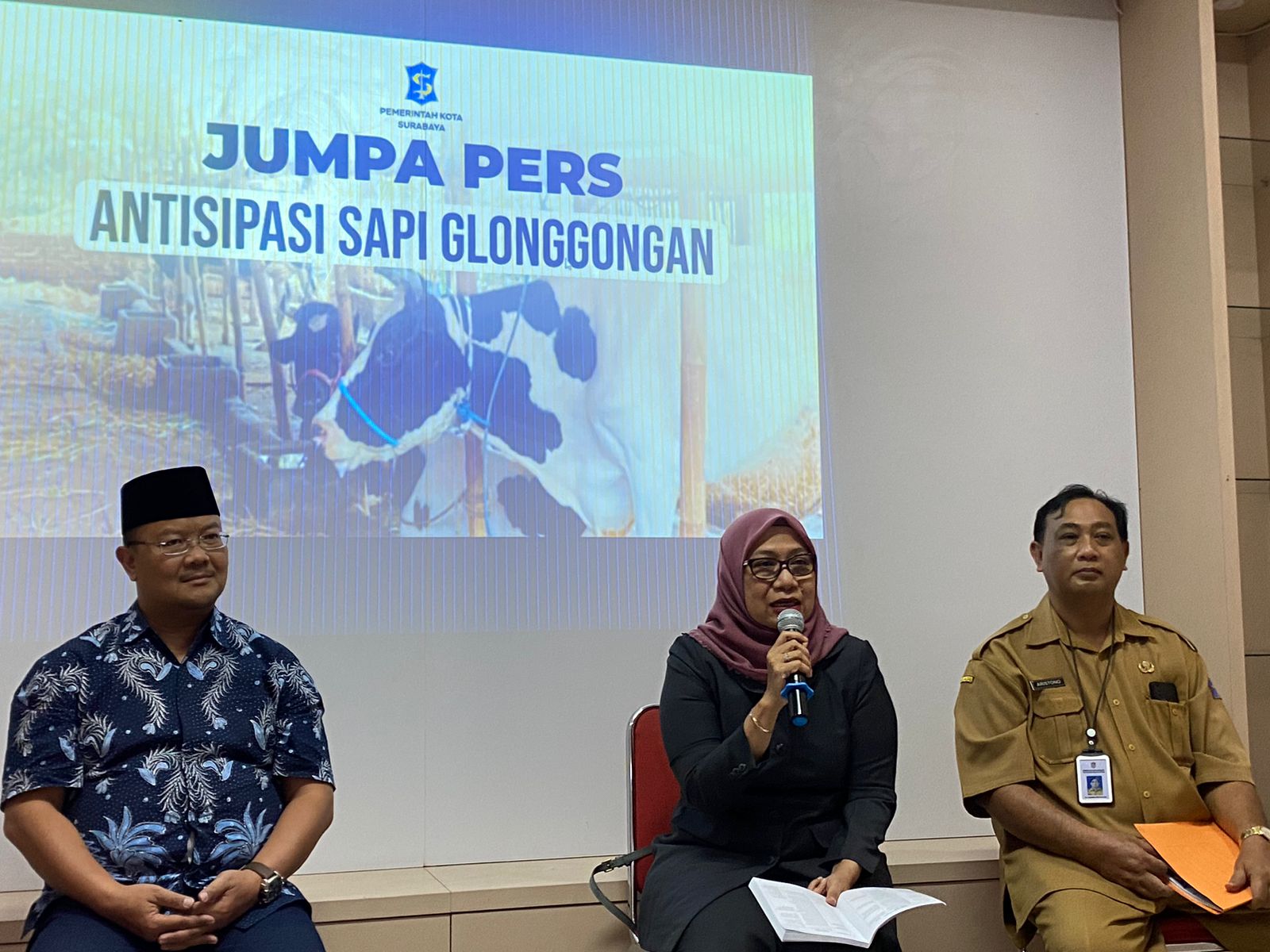 Antiek Sugiharti Kepala Dinas Ketahanan Pangan dan Pertanian (DKPP) Kota Surabaya (tengah) saat konferensi pers hari ini, Selasa (29/8/2023). Foto: Meilita suarasurabaya.net