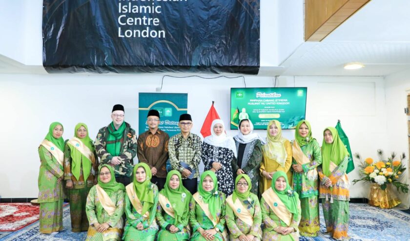 Khofifah Indar Parawansa Gubernur Jatim dalam waktu pelantikan Pengurus Cabang Istimewa (PCI) Muslimat NU Inggris Raya di Masjid Indonesian Islamic Centre, 2 Clifford Way Neasden, London, Selasa (29/8/2023). Foto: Humas Pemprov Jatim