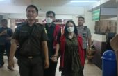 Dua terdakwa pemeran video porno kebaya merah bergandengan tangan saat akan menjalani sidang putusan di PN Surabaya, Selasa (29/8/2023). Foto: Meilita suarasurabaya.net