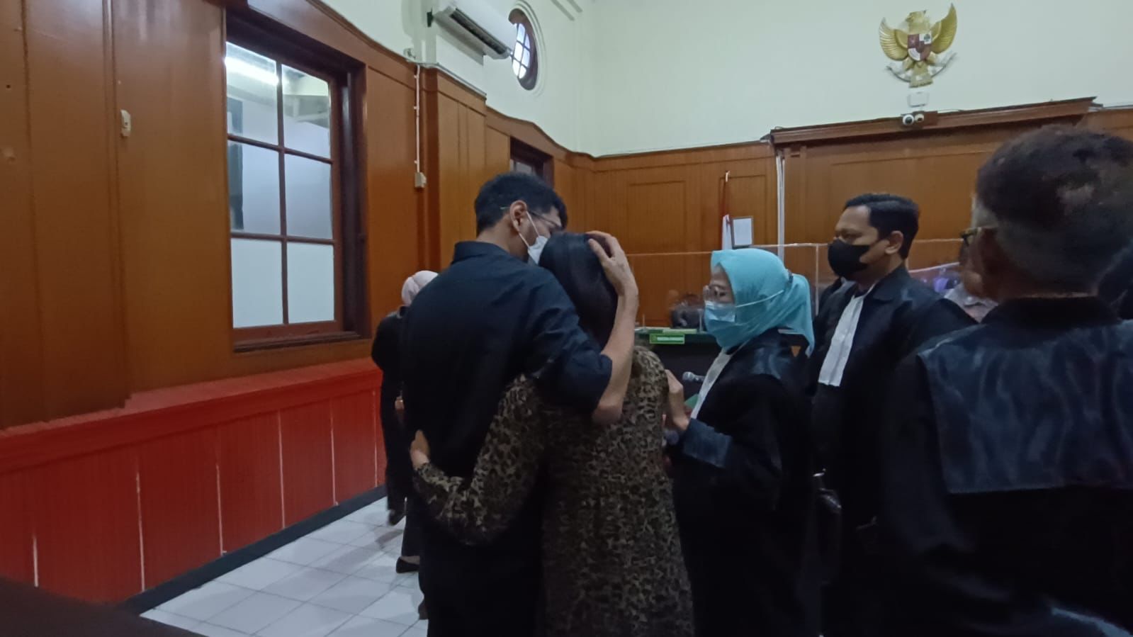 Terdakwa pemeran wanita video porno kebaya merah menangis usai mendengar vonis majelis hakim PN Surabaya, Selasa (29/8/2023). Foto: Meilita suarasurabaya.net
