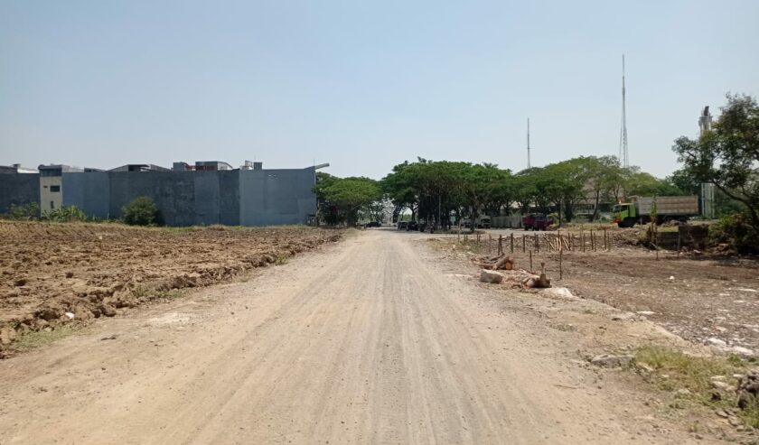 Lokasi pembangunan proyek radial road di kawasan Lontar Surabaya Barat, Selasa (29/8/2023). Foto: Risky suarasurabaya.net