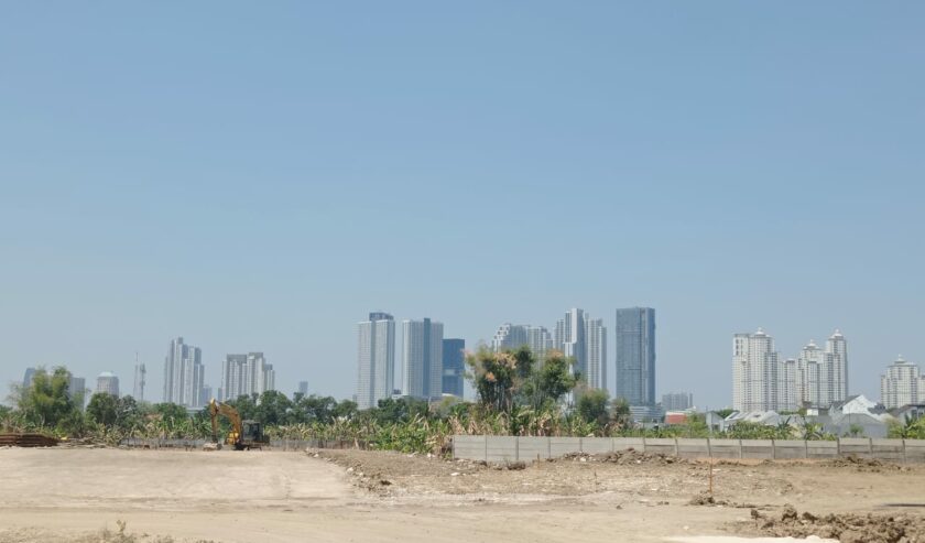 Lokasi pembangunan proyek radial road di kawasan Lontar Surabaya Barat, Selasa (29/8/2023). Foto: Risky suarasurabaya.net