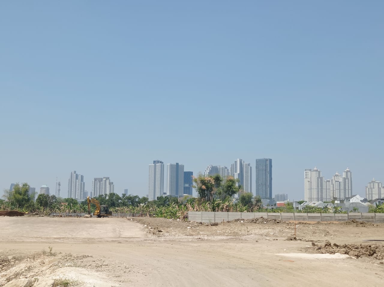 Lokasi pembangunan proyek radial road di kawasan Lontar Surabaya Barat, Selasa (29/8/2023). Foto: Risky suarasurabaya.net