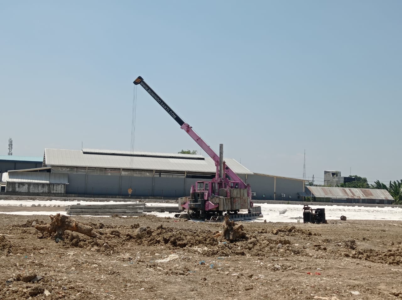 Proses pembangunan radial road di kawasan Lontar Surabaya Barat, Selasa (29/8/2023). Foto: Risky suarasurabaya.net