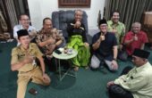 Pengurus KONI Jatim dan PB Porprov VIII Jatim 2023 mengunjungi KH Agoes Ali Masyuri, pengasuh Pondok Pesantren Bumi Sholawat, Tulangan, Sidoarjo, Selasa (29/8/2023). Foto: KONI Jatim