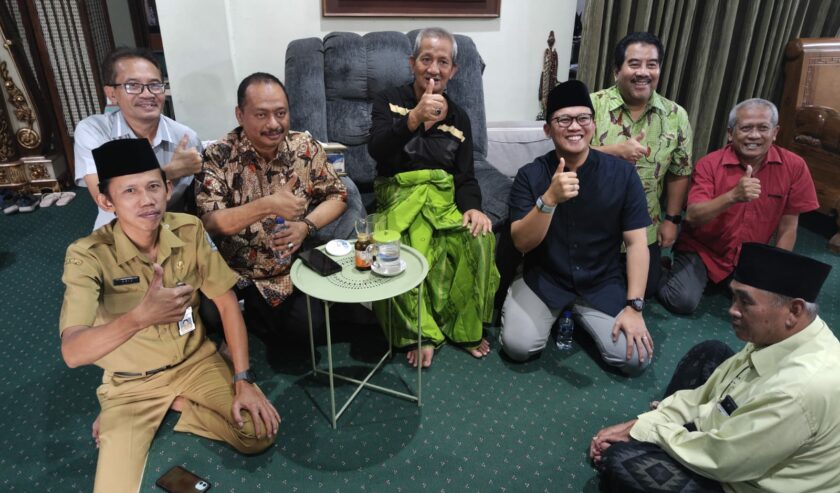 Pengurus KONI Jatim dan PB Porprov VIII Jatim 2023 mengunjungi KH Agoes Ali Masyuri, pengasuh Pondok Pesantren Bumi Sholawat, Tulangan, Sidoarjo, Selasa (29/8/2023). Foto: KONI Jatim