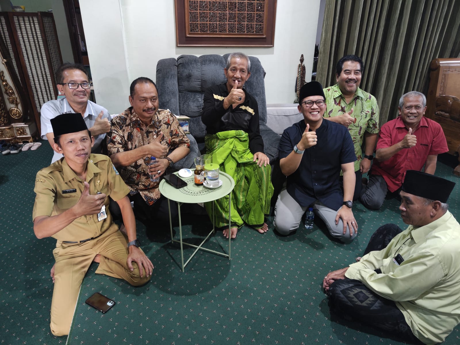 Pengurus KONI Jatim dan PB Porprov VIII Jatim 2023 mengunjungi KH Agoes Ali Masyuri, pengasuh Pondok Pesantren Bumi Sholawat, Tulangan, Sidoarjo, Selasa (29/8/2023). Foto: KONI Jatim