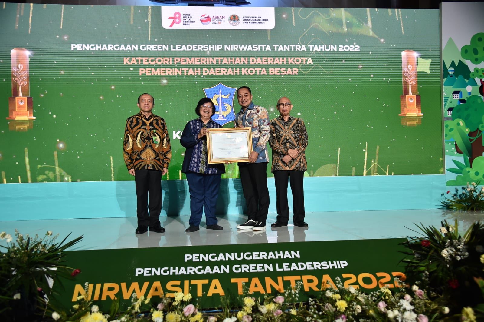 Eri Cahyadi menerima penghargaan Nirwasita Tantra dari KLHK kemarin, Selasa (29/8/2023). Foto: Diskominfo Kota Surabaya