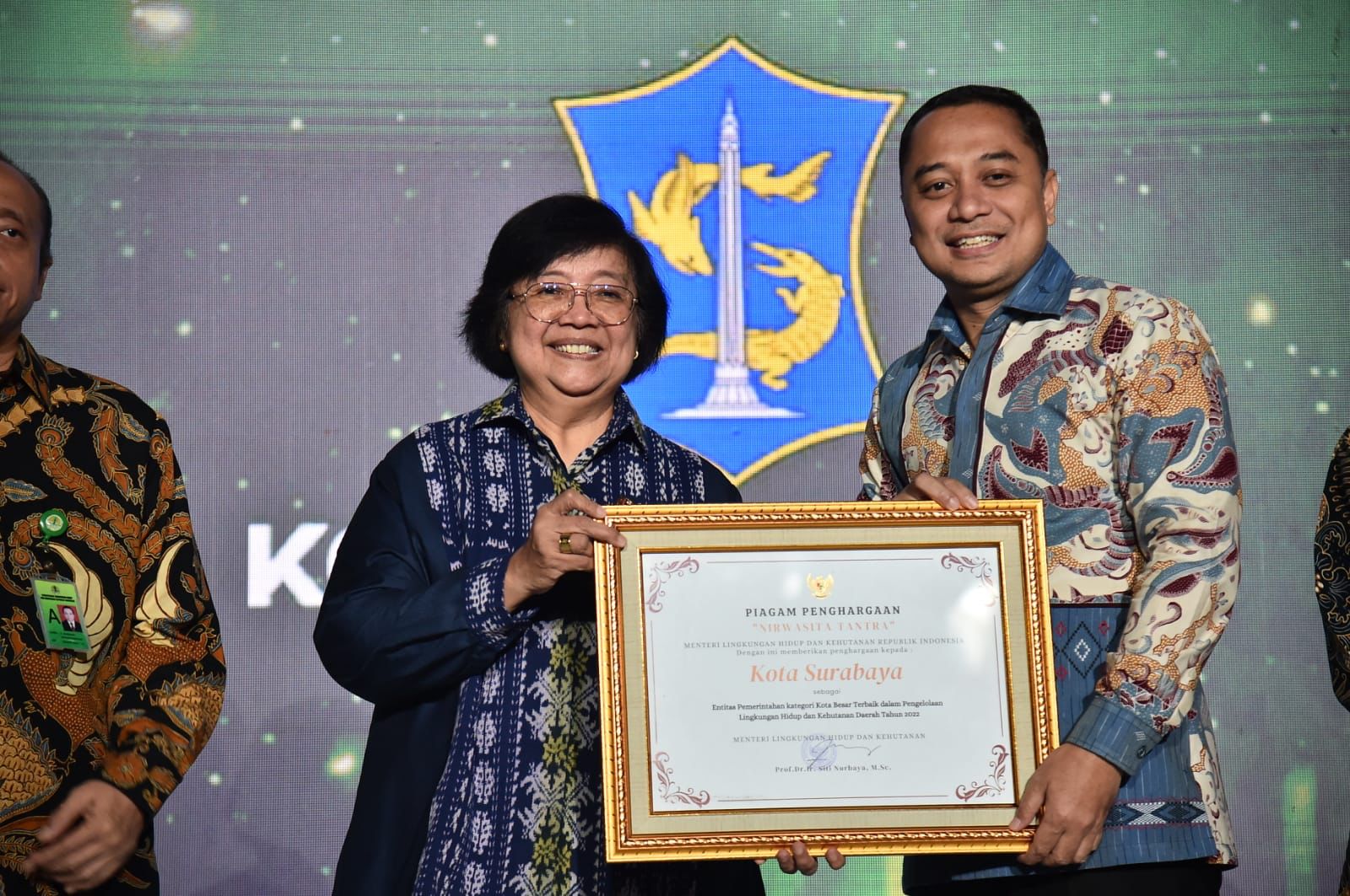 Eri Cahyadi menerima penghargaan Nirwasita Tantra dari KLHK kemarin, Selasa (29/8/2023). Foto: Diskominfo Kota Surabaya