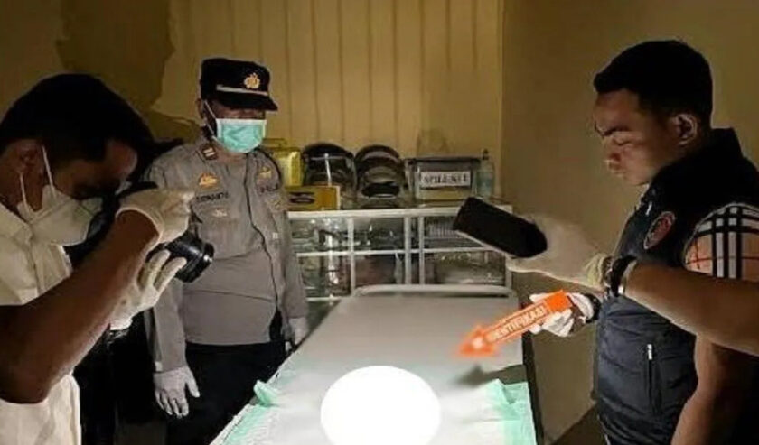 Petugas medis RSUD Sampang memeriksa bayi dalam kondisi meninggal dunia yang ditemukan di toilet IGD RSUD Sampang, Selasa (29/8/2023). Foto: Polres Sampang