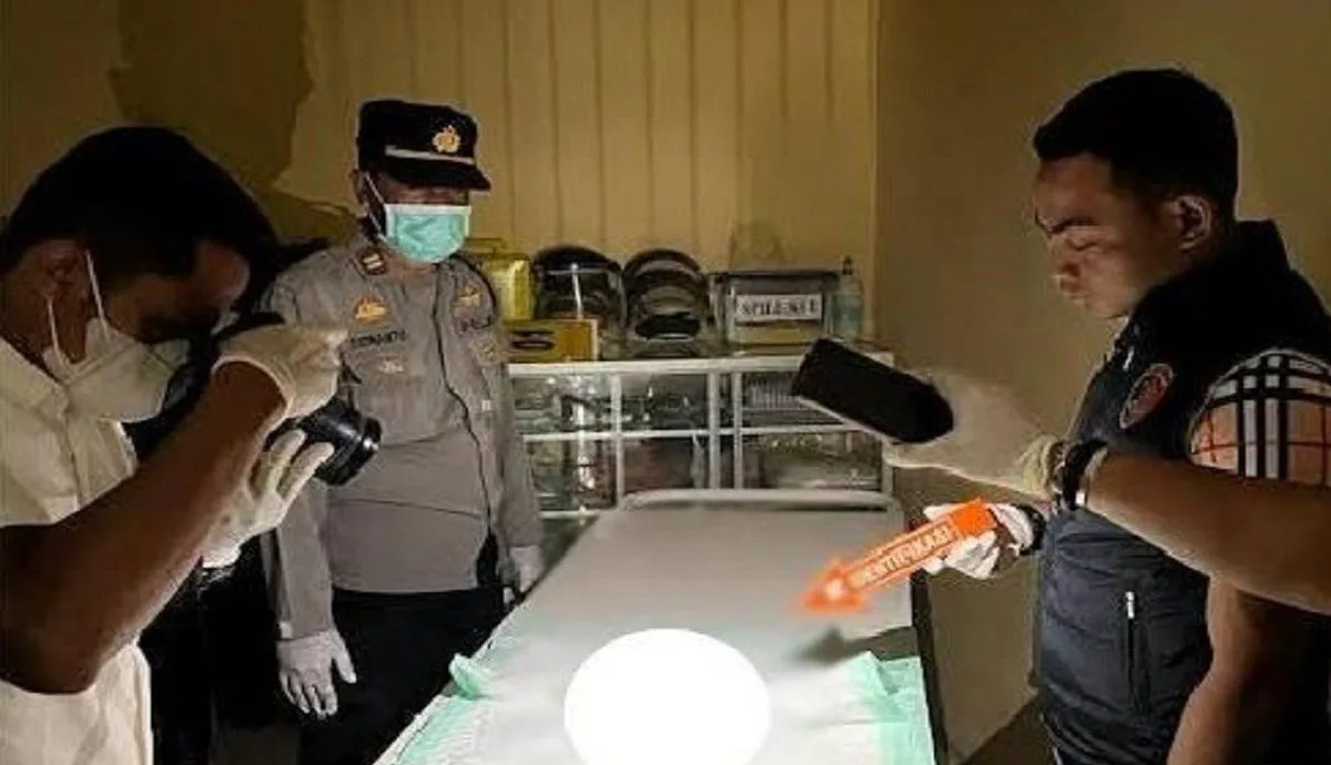 Petugas medis RSUD Sampang memeriksa bayi dalam kondisi meninggal dunia yang ditemukan di toilet IGD RSUD Sampang, Selasa (29/8/2023). Foto: Polres Sampang