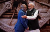 Narendra Modi Perdana Menteri India (kanan) berpelukan dengan Ketua Uni Afrika yang juga Presiden Comoros Azali Assoumani di pusat konvensi Bharat Mandapam dalam KTT G20 di New Delhi, India, Sabtu, 9 September 2023. Foto: Reuters/Antara