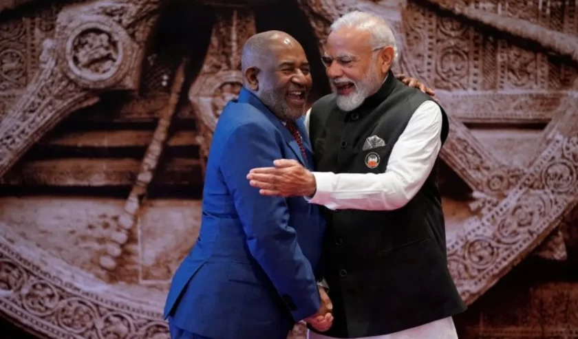 Narendra Modi Perdana Menteri India (kanan) berpelukan dengan Ketua Uni Afrika yang juga Presiden Comoros Azali Assoumani di pusat konvensi Bharat Mandapam dalam KTT G20 di New Delhi, India, Sabtu, 9 September 2023. Foto: Reuters/Antara