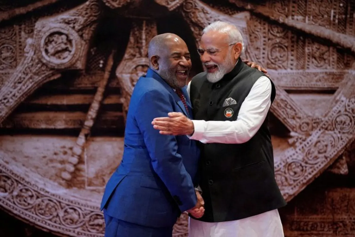 Narendra Modi Perdana Menteri India (kanan) berpelukan dengan Ketua Uni Afrika yang juga Presiden Comoros Azali Assoumani di pusat konvensi Bharat Mandapam dalam KTT G20 di New Delhi, India, Sabtu, 9 September 2023. Foto: Reuters/Antara