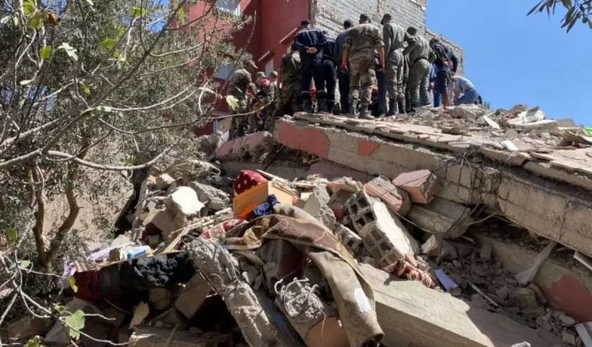 Tim penyelamat melakukan operasi pencarian setelah gempa bumi dahsyat terjadi di Amizmiz, Maroko, 9 September 2023. Foto: Reuters