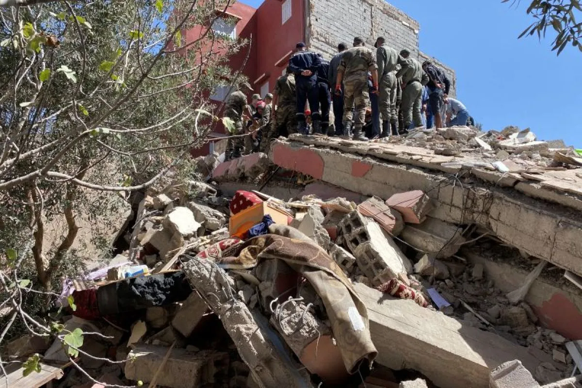 Tim penyelamat melakukan operasi pencarian setelah gempa bumi dahsyat terjadi di Amizmiz, Maroko, 9 September 2023. Foto: Reuters