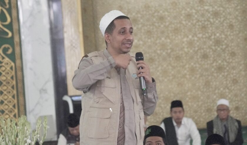Habib Husein bin Ja'far Al Hadar, pendakwah milenial, dalam Majelis Subuh GenZI (MSG) di Masjid Nasional Al Akbar Surabaya (MAS), Minggu (3/9/2023). Foto: Helmi Muhammad Nur via WA SS