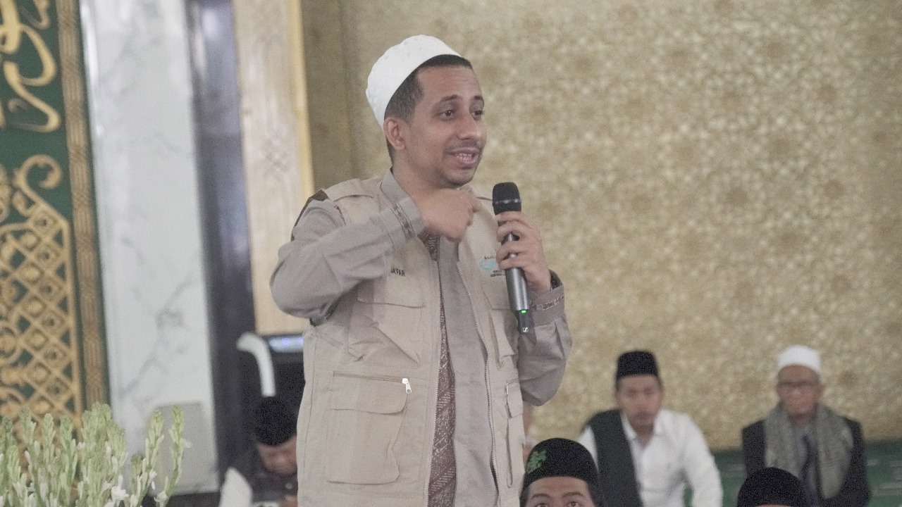 Habib Husein bin Ja'far Al Hadar, pendakwah milenial, dalam Majelis Subuh GenZI (MSG) di Masjid Nasional Al Akbar Surabaya (MAS), Minggu (3/9/2023). Foto: Helmi Muhammad Nur via WA SS