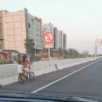 Anak Bersepeda di Jalan Tol Waru-Juanda