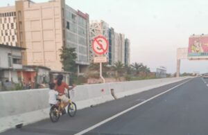 Anak Bersepeda di Jalan Tol Waru-Juanda