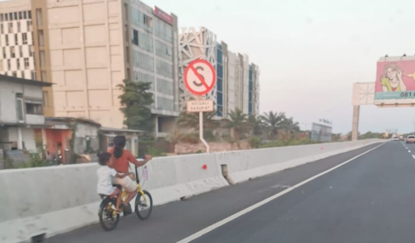 Anak Bersepeda di Jalan Tol Waru-Juanda