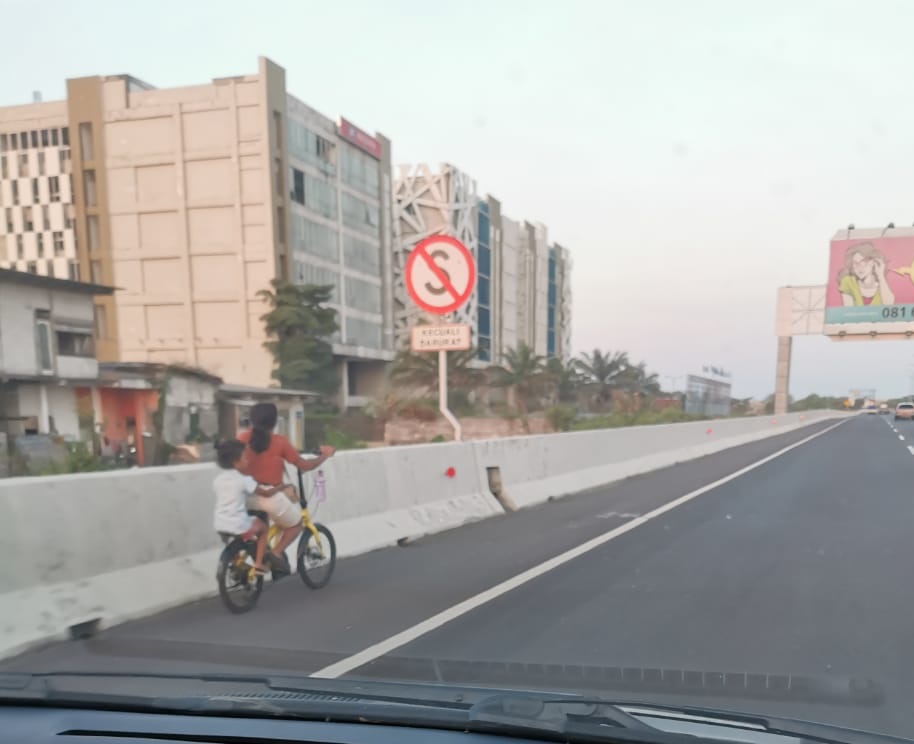 Anak Bersepeda di Jalan Tol Waru-Juanda